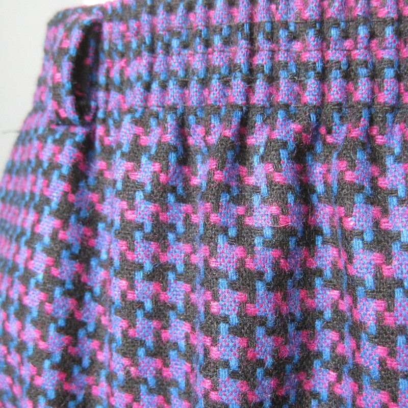 Vtg Ermane Wool, Purple, Size: Medium
Simple skirt in a classic weave in fun colors.
Purple black teak and pink houndstooth check
a line skirt with elastic waist
unlined, belt loops, pockets
marked size 15/16 but better for a size modern 10/12
Flat measurements, please double where appropriate:
Waist: 14.75
Hips: 22.5
Length: 28

Thank you for looking.
#41001