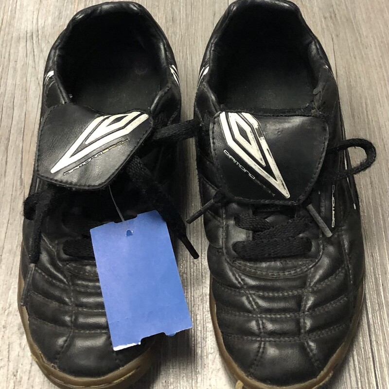 Umbro Soccer Shoes, Black, Size: 3Y
