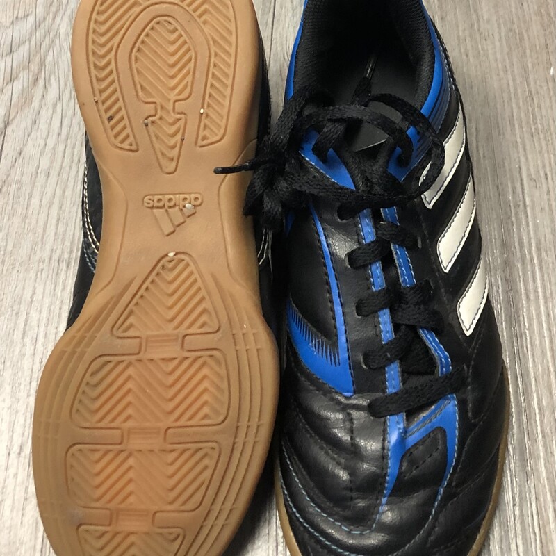 Adidas Soccer Cleats, Black, Size: 1Y<br />
Indoor