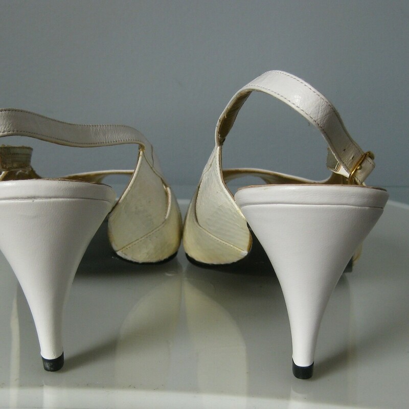 Chic snakeskin slingback pumps from the late 80s or early 90s by Danielle. These are their Beth model.<br />
Ivory in color with bright gold interior.<br />
triangular cutouts<br />
Never worn.<br />
Size 7.5<br />
<br />
3 heel<br />
<br />
Thank you for looking!<br />
#47167