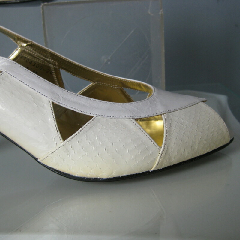 Chic snakeskin slingback pumps from the late 80s or early 90s by Danielle. These are their Beth model.
Ivory in color with bright gold interior.
triangular cutouts
Never worn.
Size 7.5

3 heel

Thank you for looking!
#47167