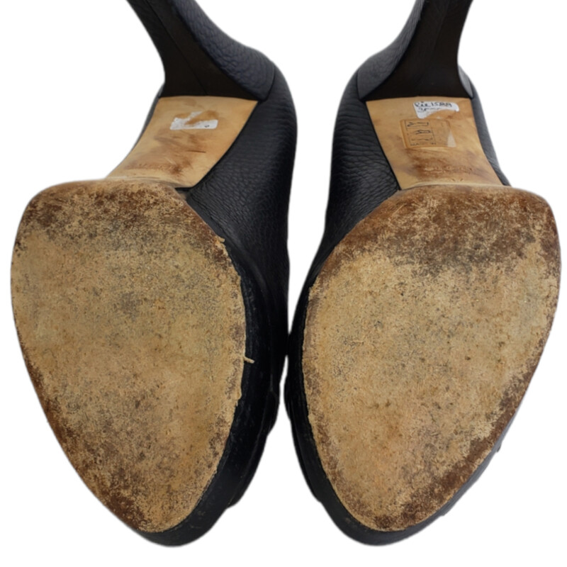 Gucci<br />
<br />
Pebble Leather Bit Heel<br />
<br />
Black<br />
<br />
Size: 37  90 cm heel<br />
<br />
Condition: Good. Marks on Heel and base