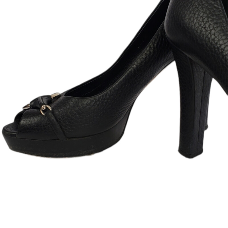 Gucci<br />
<br />
Pebble Leather Bit Heel<br />
<br />
Black<br />
<br />
Size: 37  90 cm heel<br />
<br />
Condition: Good. Marks on Heel and base