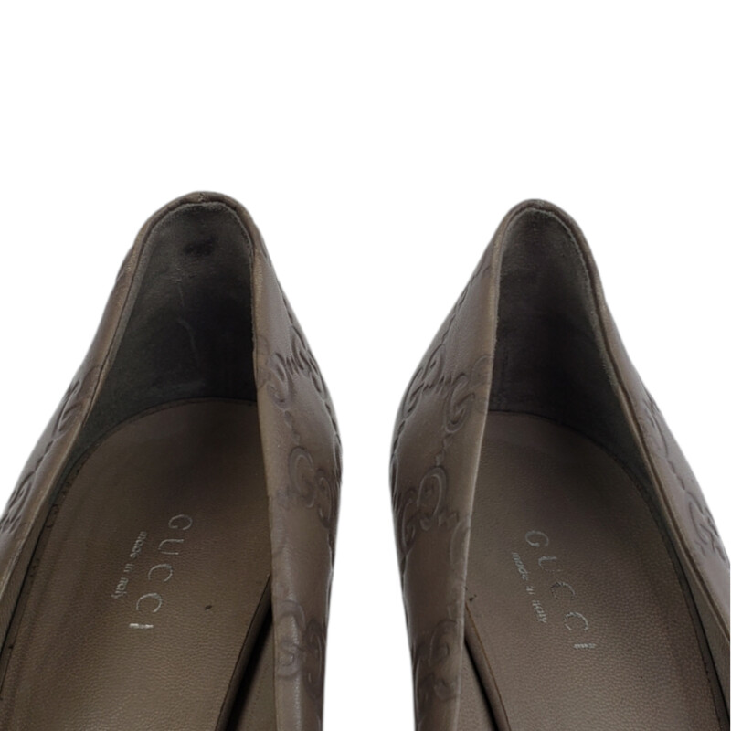 Gucci GG Embossed Heel<br />
<br />
Taupe<br />
<br />
Size: 36.  90 cm Heel<br />
<br />
Condition: Great. Minimal Wear