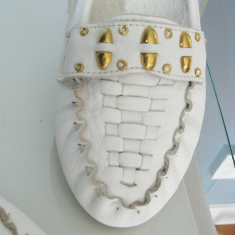 Great for spring! Bright white soft pliable leather mocassins with gold studs by Dexter. These were never worn.<br />
Man made outsole<br />
size 8<br />
thanks for looking!<br />
#46200
