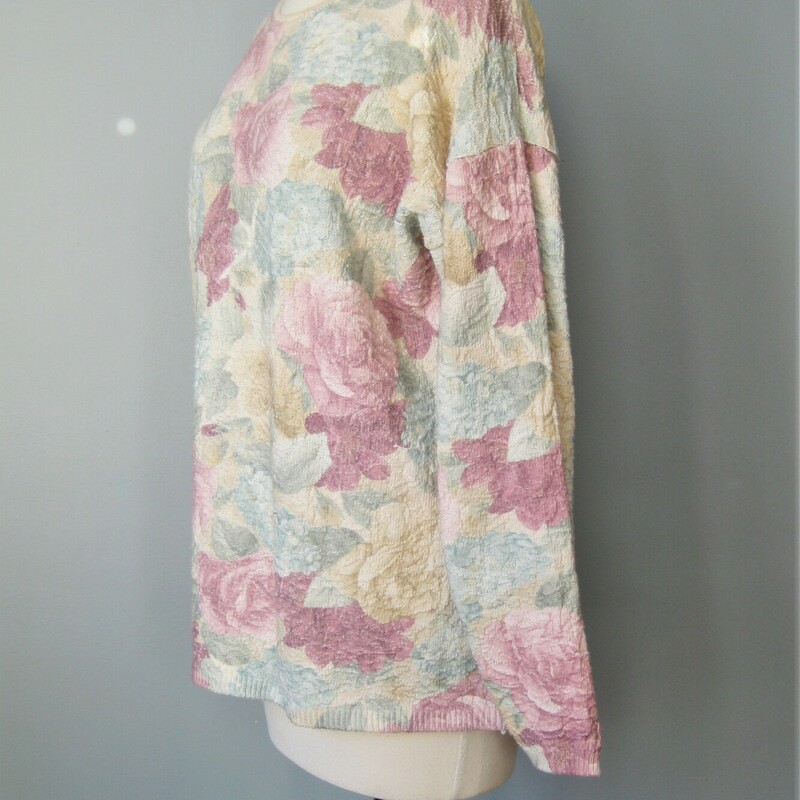 romantic vintage sweater in a pink and green pastel floral pattern
by Partners textured and tunic length.
excellent condition, no flaws
cozy and cute
flat measurements:
armpit to armpit: 21.5
length:25
width at hem: 21
50/50 cotton poly blend with a bit of stretch

thanks for looking!
#41290