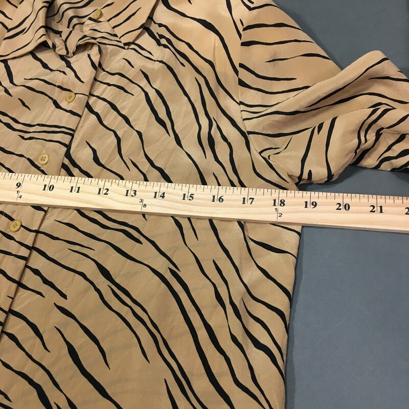 Jones New York, Pattern, Size: 6 Vintage  Tiger print 100% silk blousem 6 button frontm shoulder pads, single button cuffs, wing collar. Dry clean only