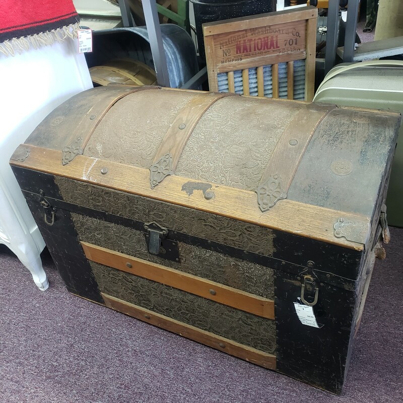 Antique Steamer Trunk, Wood/Tin, Size: Curve Top 30.5 in wide