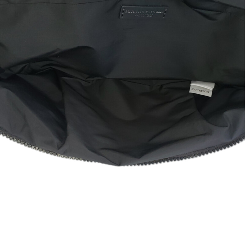 Bruello Cucinelli<br />
<br />
NWT Cashmere Bum Bag Knit<br />
<br />
Grey<br />
<br />
Size: Large