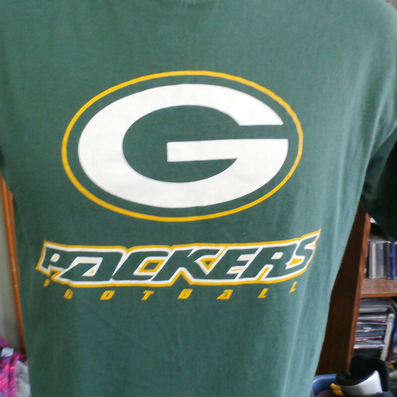 Green Bay Packers green NFL Team Apparel men's shirt size M 100% cotton #20745
Rating: (see below) 3- Good Condition
Team: Green Bay Packers
Player: n/a
Brand: NFL Team Apparel
Size: Men's Medium- (Measured Flat: Across chest 21\"; Length 26\")
Measured Flat: underarm to underarm; top of shoulder to bottom hem
Color: green
Style: short sleeve; screen printed
Material: 100% cotton
Condition: 3- Good Condition: minor wear and fuzz from use and washing; light white wear marks on shoulders (see photos)
Item #: 20745
Shipping: FREE