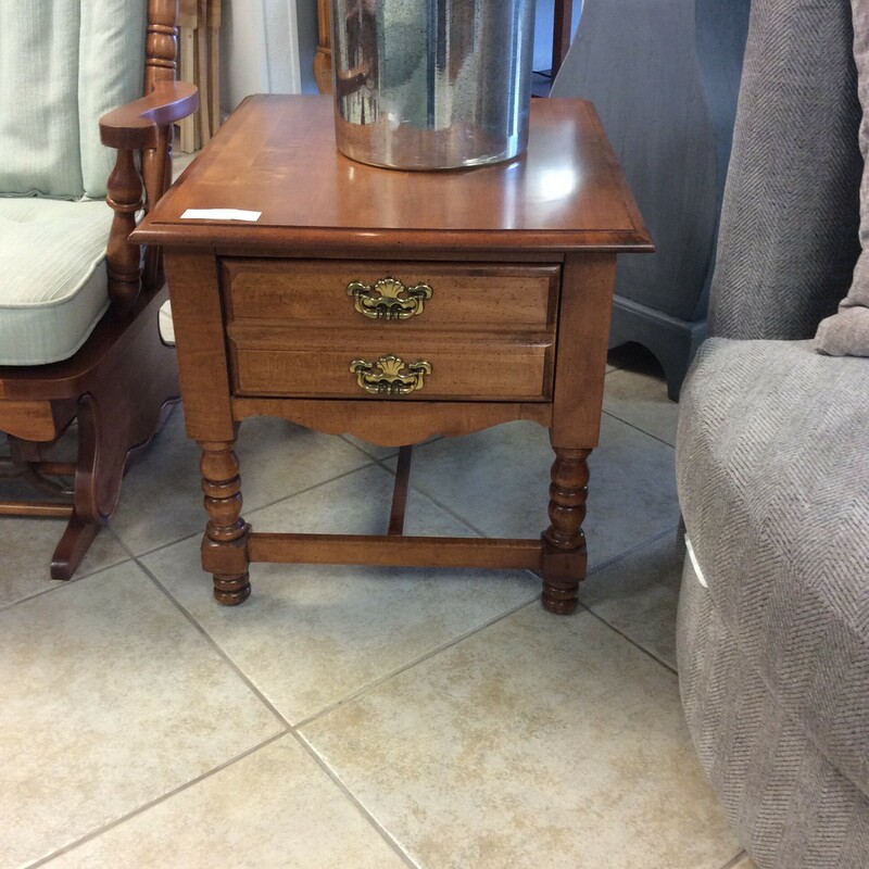 Pair of Broyhill End Tables. These end tables have an oakwood finish and 1 dovetailed drawer with bubbled foot stands.