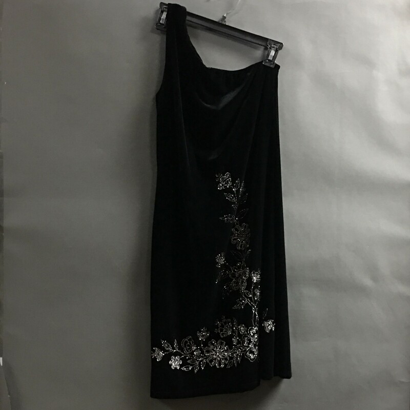No Brand Cold Shoulder, Black, Size: 6
polyblend velour, with glitter flower detail on front, single shoulder, elastic tops, knee lenth.
No maker or material tags, this dress has been modified or created with handstiching.
8.2 oz