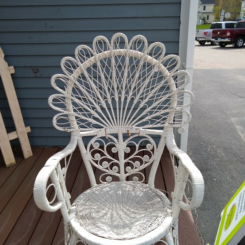 Vtg Fan Style Wicker Chr

Vintage wicker outdoor chair with fan style back,

25 in wide  X 46 in high