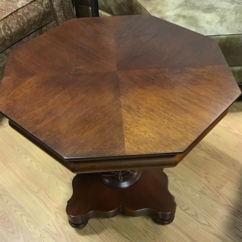 Traditional Side Table, Cherry, Octagon
Size: 26in diameter x 24.5in