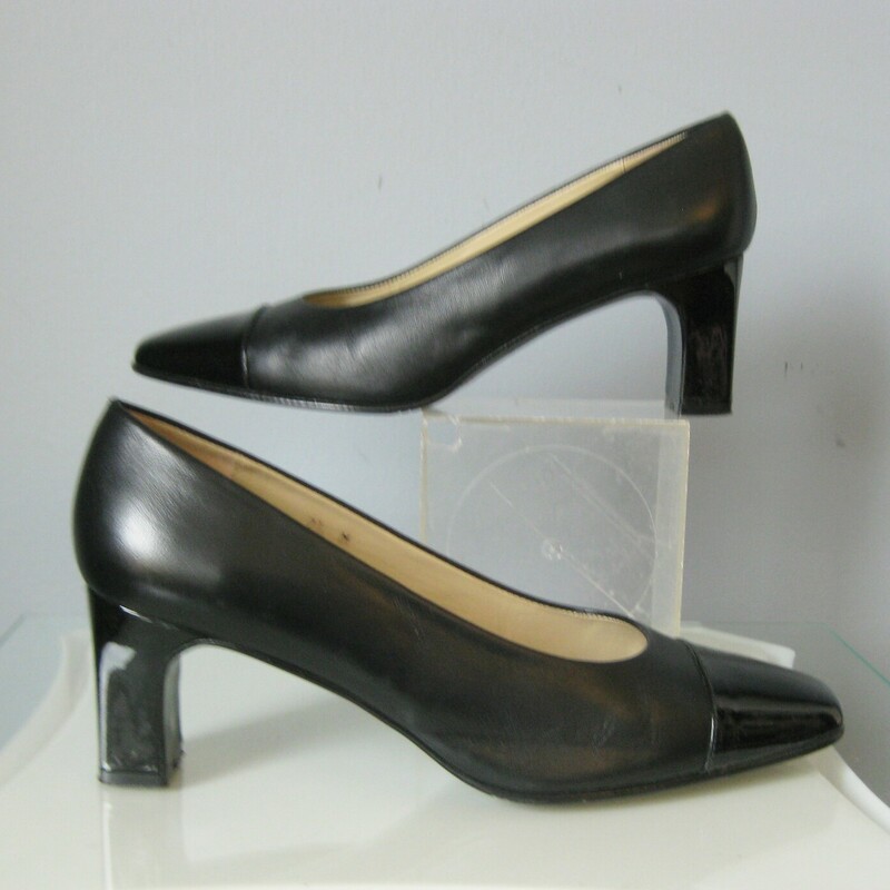 These are classic black leather capped toe pumps from Etienne Aigner in Size 8. This capped toe or spectator style is elegant and classic, even those these shoes are from the 1990s, they're totally in style for today and will be forever.

Finely made in Spain

Size 7.5
VERY Gently used.

Measurement:
Insole Length: 9 15/16
Insole Width: 2 7/8
Heels: 2 1/2

Thanks for looking!
#46547