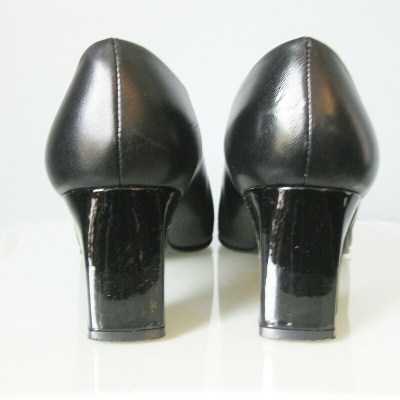 These are classic black leather capped toe pumps from Etienne Aigner in Size 8. This capped toe or spectator style is elegant and classic, even those these shoes are from the 1990s, they're totally in style for today and will be forever.

Finely made in Spain

Size 7.5
VERY Gently used.

Measurement:
Insole Length: 9 15/16
Insole Width: 2 7/8
Heels: 2 1/2

Thanks for looking!
#46547