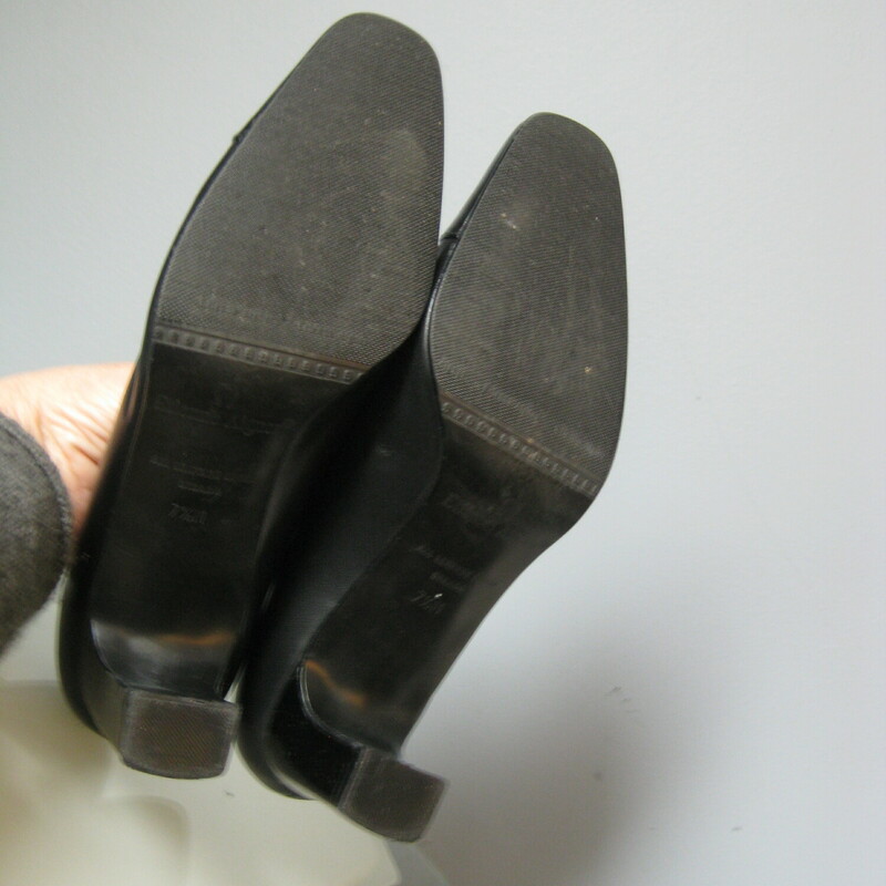 These are classic black leather capped toe pumps from Etienne Aigner in Size 8. This capped toe or spectator style is elegant and classic, even those these shoes are from the 1990s, they're totally in style for today and will be forever.<br />
<br />
Finely made in Spain<br />
<br />
Size 7.5<br />
VERY Gently used.<br />
<br />
Measurement:<br />
Insole Length: 9 15/16<br />
Insole Width: 2 7/8<br />
Heels: 2 1/2<br />
<br />
Thanks for looking!<br />
#46547