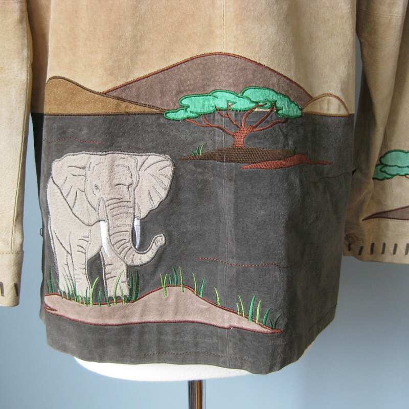 Charming jacket with beautifully rendered scenes from the African Savannah.
It's suede, made from pigskin by Quacker Factory.

This coat has a low nap suede feel and the skins, as is typical for pigskin, is a little stiff.
It's covered with beautifully rendered, perhaps a little idealized, peacefull African Savanna scenes featuring, giraffe, elephant, cheetah.

Lined, zip closure

Interior flat measurements of the garment:
shoulder to shoulder: 17
armpit to armpit: 22
width at hem: 21 3/4
underarm sleeve seam: 18
length: 28.5

Thanks for looking!
#42822