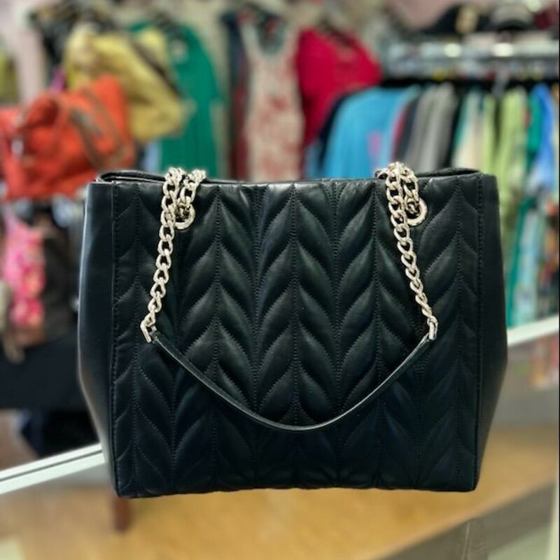 KATE SPADE New York
BRIAR LANE QUILTED SHOULDER BAG
DESCRIPTION
Approx. 8.5\" H x 11.25\" W x 4.25\" D
black leather
two way spade jacquard lining
gold logo
shoulder bag
center zip pocket
interior slide pockets, and zip pocket
Original Retail: $459.00
In like new condition.
If you want a Beautiful Black Leather Statement Bag this is it.  Very Classy!