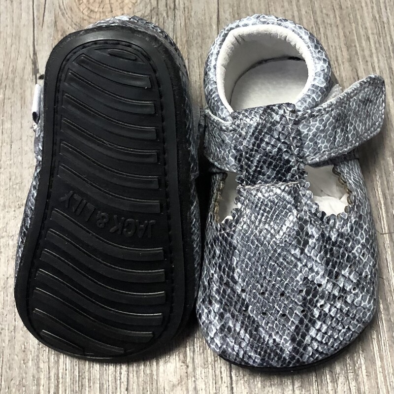 Jack & Lily - My Mocs, Grey Snakeskin Scallop,<br />
Size: 6-12M<br />
New Sample<br />
1 Only!
