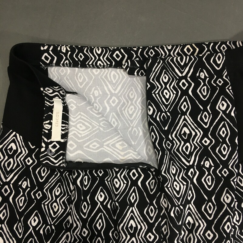 Chico, Pattern, Size: M black and white patterned cotton/poly/spandex with waist side stretch panels. Zips in back. Chico's tag - no fabric or size tags. Estimated M is size 8/10