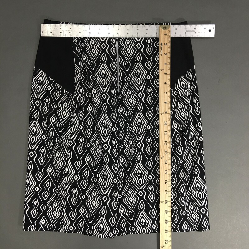 Chico, Pattern, Size: M black and white patterned cotton/poly/spandex with waist side stretch panels. Zips in back. Chico's tag - no fabric or size tags. Estimated M is size 8/10