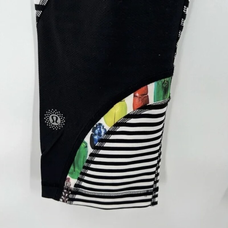 Lululemon SeaWheeze Bugs Striped Run Inspire Crops!!!!!

Size 4 - Lululemon size 4 can fit a ladies size 4/6

Rare - only sold at the Vancouver 2015 Lululemon Seawheeze! ONLY pair I could find were selling on Ebay for $199.00