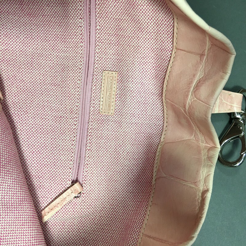 Dooney & Bourke, light pink/seashell color , Size: Medium

Dooney and Bourke, pale pink/peach crocodile embossed leather, top handle, hobo style shoulder bag open top with a large chrome hardware closure over an exterior front pocket. Interior has zip pocket, and leather strip with latch.

1 lb 9.3 oz