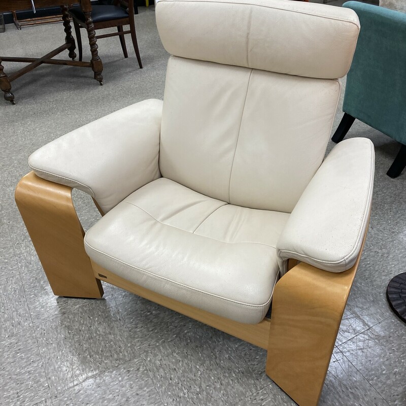 Ekornes Pegusus Chair, Off Whte, Size: 41x32x38.5 Inch
Reclining seat, adjustable headrest, frame is bent plywood. Some wear imperfections in leather.