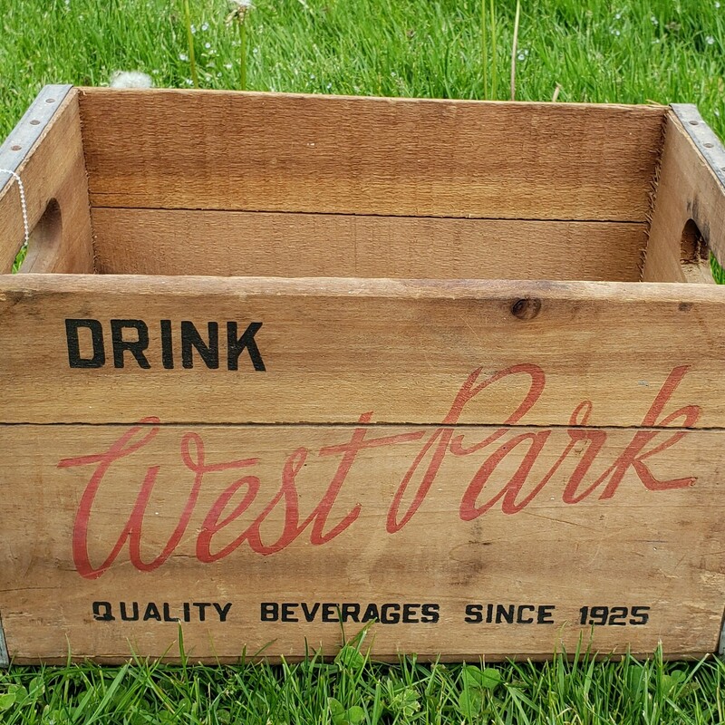 Vintage West Park Bottling crate from McKees Rocks. In good conditon.