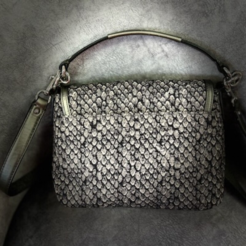 Coach
TAYLOR PYTHON PRINT FLAP SHOULDER CROSSBODY BAG
Snake print fabric with metallic leather trim
Inside zip and multi function pockets
Snap closure, fabric lining
Outside open pocket
Handle with 4 1/4\" drop
Longer strap for shoulder or cross body wear
9 1/4\" (L) x 6 3/4\" (H) x 2 3/4\" (W)
comes with Original Dust cover.
In beautiful condition and light weight to carry.