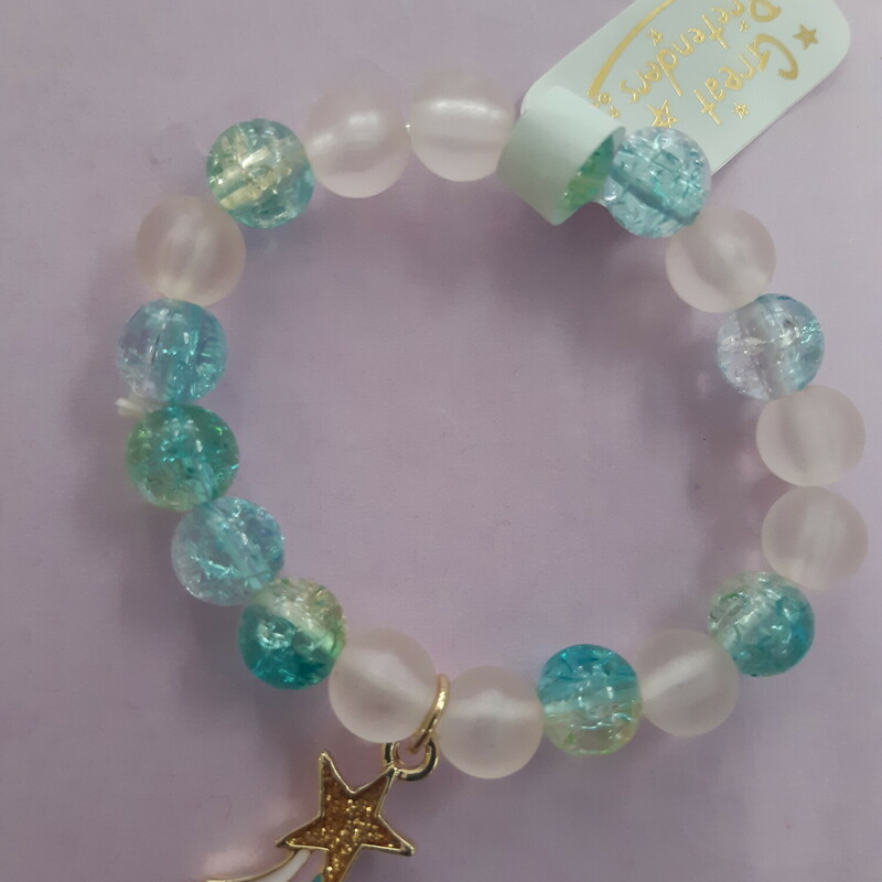 Sophistication meets imagination with our Boutique Star Key Bracelet. With alternating pearly and translucent jewel-toned beads and an intriguing golden key charm, this piece is sure to unlock a world of pretend play adventures.