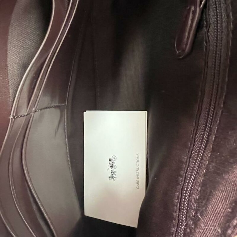 COACH<br />
LARGE WRISTLET 25 IN SIGNATURE CANVAS WITH GRAFFITI<br />
Signature coated canvas with smooth leather details<br />
Six credit card slots<br />
Inside zip and open pocket<br />
Zip-top closure, fabric lining<br />
Strap with clip to form a wrist strap or attach to the inside of a bag<br />
9 3/4\" (L) x 6\" (H) x 1 1/4\" (W)<br />
This bag is in like new condition<br />
A great affordable gift or just a fun wristlet to add to your collection.<br />
TOO CUTE TO PASS UP!
