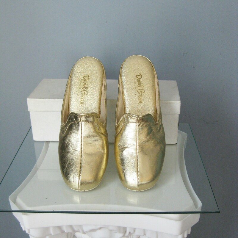 NOS Vtg D Green Slippers, Gold, Size: 8
You are looking at a new  pair of Daniel Green slippers from the 1980s
The box declares them as Joli.
They'are size 8 with metallic gold leather uppers and leather outsoles.


Thanks for looking!
#46203