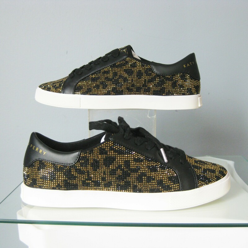 Adorable brand new Katy Perry fashion sneakers in black and gold crystalized animal print.
size 7.5

thanks for looking!
#47976