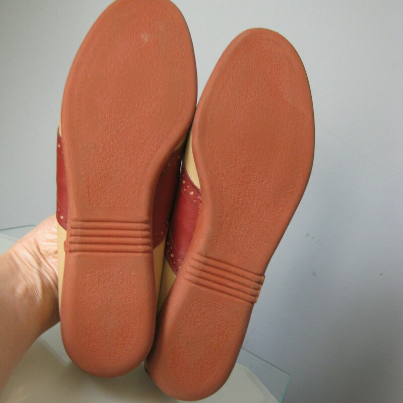 Vtg NOS Bass Sadddle, Brown, Size: 8
Vintage Bass Red and Tan saddle shoes
This model is called Trenton
rubbery red outsole
lace closure

They're in fantastic condition, with only minor signs of gentle use

Size 8


Thanks for looking!
#45257