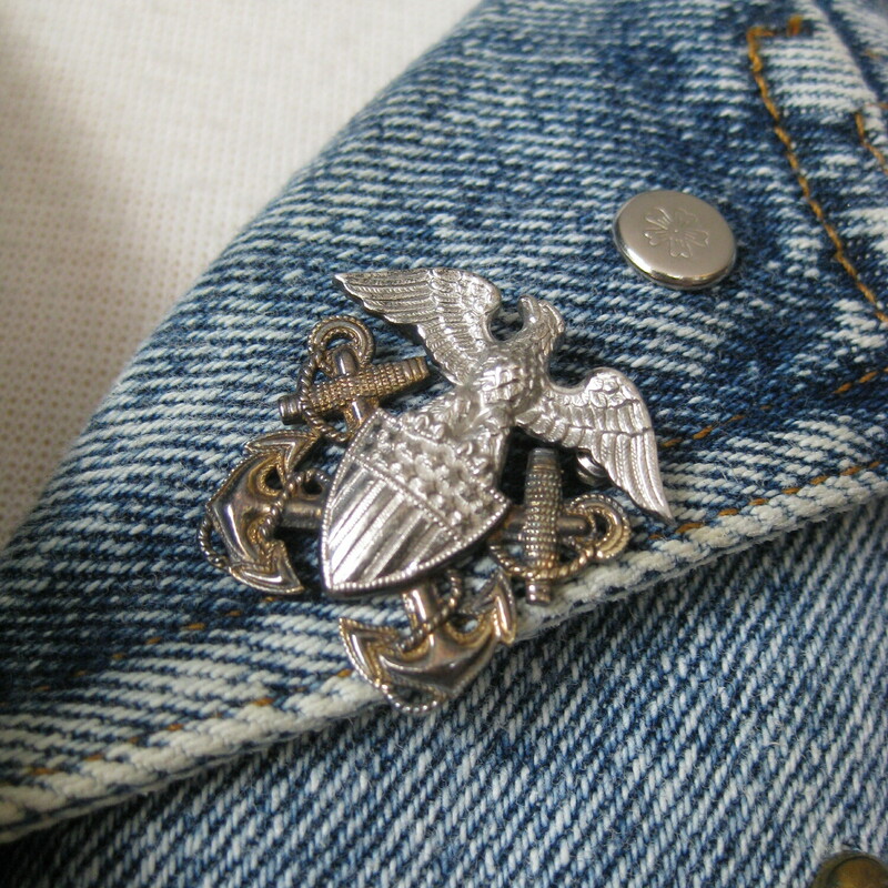VTg SB!! Studded Denim, Blue, Size: Large<br />
Fun denim jacket from the 1980s embellished with old gold studs, coins and pins.<br />
Acid washed and cropped<br />
Chest pockets and tabs at the sides to adjust the width at the hem slightly if desired.<br />
<br />
Excellent condition, but it has a stain on the front under the pocket on one side as shown.<br />
by SBII  by Bitterman<br />
unlined<br />
Size L<br />
Flat measurements:<br />
shoulder to shoulder: 20.5<br />
armpit to armpit: 23 3/4<br />
width at hem: 19.25<br />
length: 20.5<br />
unerarm sleeve seam: 20<br />
<br />
<br />
thanks for looking!<br />
#43095