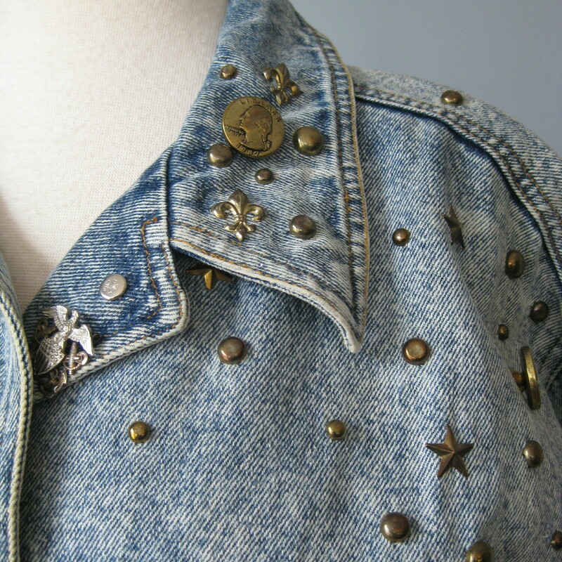 VTg SB!! Studded Denim, Blue, Size: Large
Fun denim jacket from the 1980s embellished with old gold studs, coins and pins.
Acid washed and cropped
Chest pockets and tabs at the sides to adjust the width at the hem slightly if desired.

Excellent condition, but it has a stain on the front under the pocket on one side as shown.
by SBII  by Bitterman
unlined
Size L
Flat measurements:
shoulder to shoulder: 20.5
armpit to armpit: 23 3/4
width at hem: 19.25
length: 20.5
unerarm sleeve seam: 20


thanks for looking!
#43095