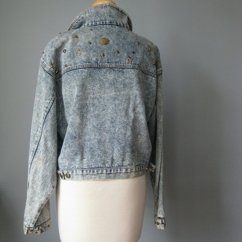 VTg SB!! Studded Denim, Blue, Size: Large<br />
Fun denim jacket from the 1980s embellished with old gold studs, coins and pins.<br />
Acid washed and cropped<br />
Chest pockets and tabs at the sides to adjust the width at the hem slightly if desired.<br />
<br />
Excellent condition, but it has a stain on the front under the pocket on one side as shown.<br />
by SBII  by Bitterman<br />
unlined<br />
Size L<br />
Flat measurements:<br />
shoulder to shoulder: 20.5<br />
armpit to armpit: 23 3/4<br />
width at hem: 19.25<br />
length: 20.5<br />
unerarm sleeve seam: 20<br />
<br />
<br />
thanks for looking!<br />
#43095