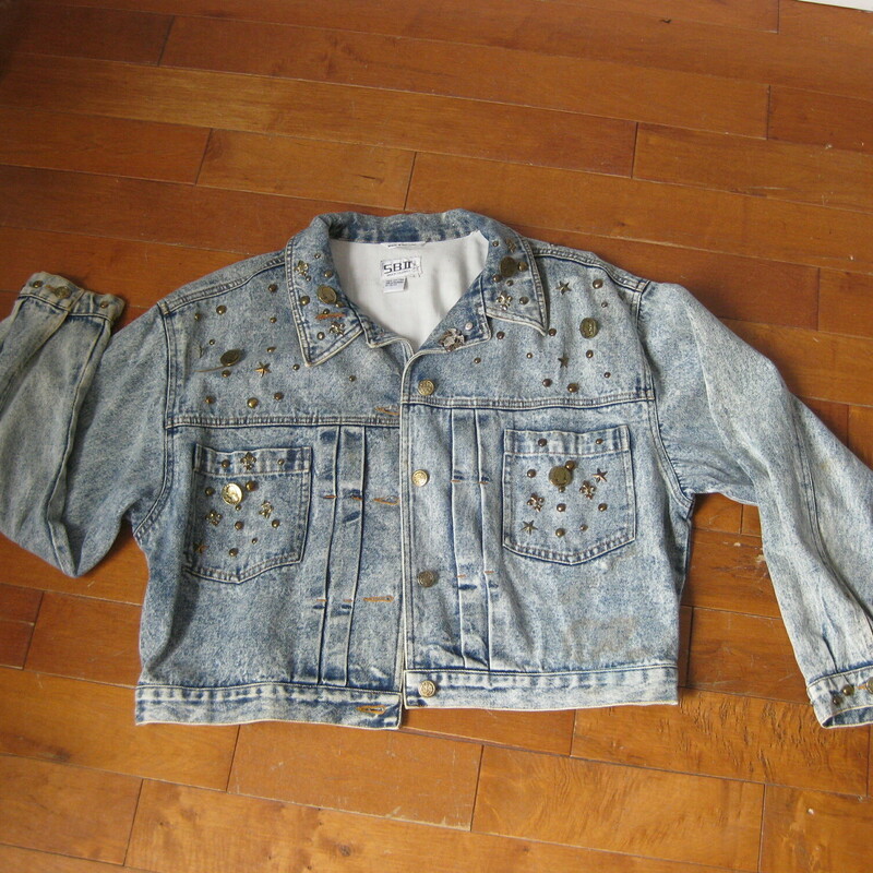 VTg SB!! Studded Denim, Blue, Size: Large
Fun denim jacket from the 1980s embellished with old gold studs, coins and pins.
Acid washed and cropped
Chest pockets and tabs at the sides to adjust the width at the hem slightly if desired.

Excellent condition, but it has a stain on the front under the pocket on one side as shown.
by SBII  by Bitterman
unlined
Size L
Flat measurements:
shoulder to shoulder: 20.5
armpit to armpit: 23 3/4
width at hem: 19.25
length: 20.5
unerarm sleeve seam: 20


thanks for looking!
#43095