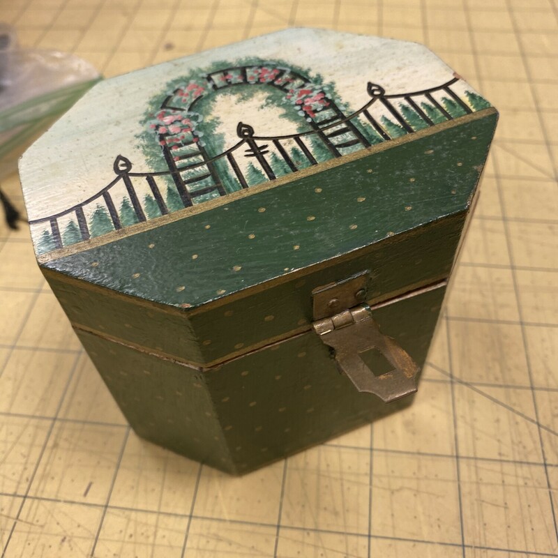 Painted Octagon Box, Green, Size: 4x4 Inch