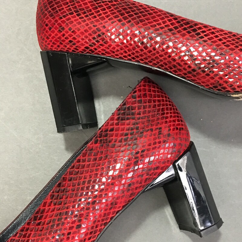 Stuart Weitzman Pumps Red Black Snake Emboss Leather, 6 sided Block Heel, Women’s Sz 8<br />
Leather and interior in very nice condition, soles are gently worn<br />
15.9 oz