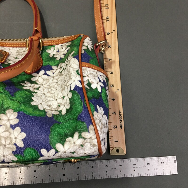 Dooney & Bourke Daisy, Floral, Size: Medium<br />
Material<br />
<br />
Printed All Weather Fabrics,  white Daisy clusters with<br />
green leaves and blue background,.Dooney & Bourke Purse with shoulder strap<br />
Blue with white and green flowers.<br />
Dooney & Bourke Daisy, Floral, Size: Medium<br />
Material<br />
<br />
Printed All Weather Fabrics,  white Daisy clusters with<br />
green leaves and blue background,.Dooney & Bourke Purse with shoulder strap<br />
Blue with white and green flowers<br />
<br />
1 lb 11.4 oz