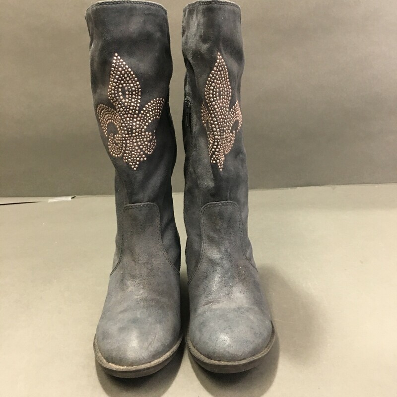 Kathy Van Zeeland, Slate Blue, Size: 7.5
“Wind” distressed mid-calf vegan suede studded boots by Kathy Van Zeeland in size 7
Very nice condition.
Great for bigger calves as they stop mid-calf, inside 1/2 zipper pullon.
Padded insole, textured outsole.
Studded silver fleur de lis embellishment
Measurements:
Heel: approx. 1-1/2\"
Shaft: approx. 12-1/2\"H
Calf circumference: approx. 14\"
Fabric upper; man-made balance

1 lb 12 oz