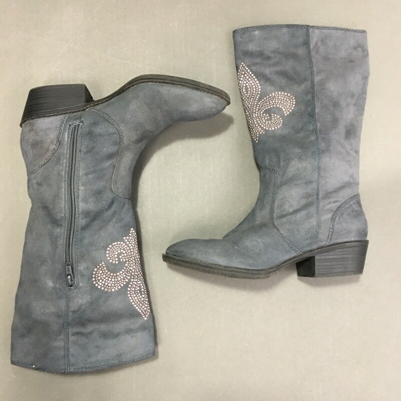 Kathy Van Zeeland, Slate Blue, Size: 7.5
“Wind” distressed mid-calf vegan suede studded boots by Kathy Van Zeeland in size 7
Very nice condition.
Great for bigger calves as they stop mid-calf, inside 1/2 zipper pullon.
Padded insole, textured outsole.
Studded silver fleur de lis embellishment
Measurements:
Heel: approx. 1-1/2\"
Shaft: approx. 12-1/2\"H
Calf circumference: approx. 14\"
Fabric upper; man-made balance

1 lb 12 oz