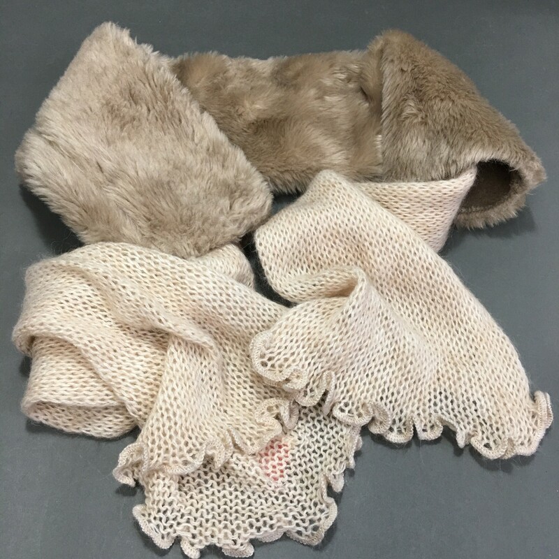 Nardi & Tagliaferri, Beige, Size: Scarves
Nardi & Tagliaferri beige faux fur and knitted wrap scarf
Wool scarf with Faux Fur
Acrylic Alpaca Wool Viscose Blend
Excellent condition, very soft and clean, very pretty knit pattern adn finished edges.
Made In Italy
8.1 oz