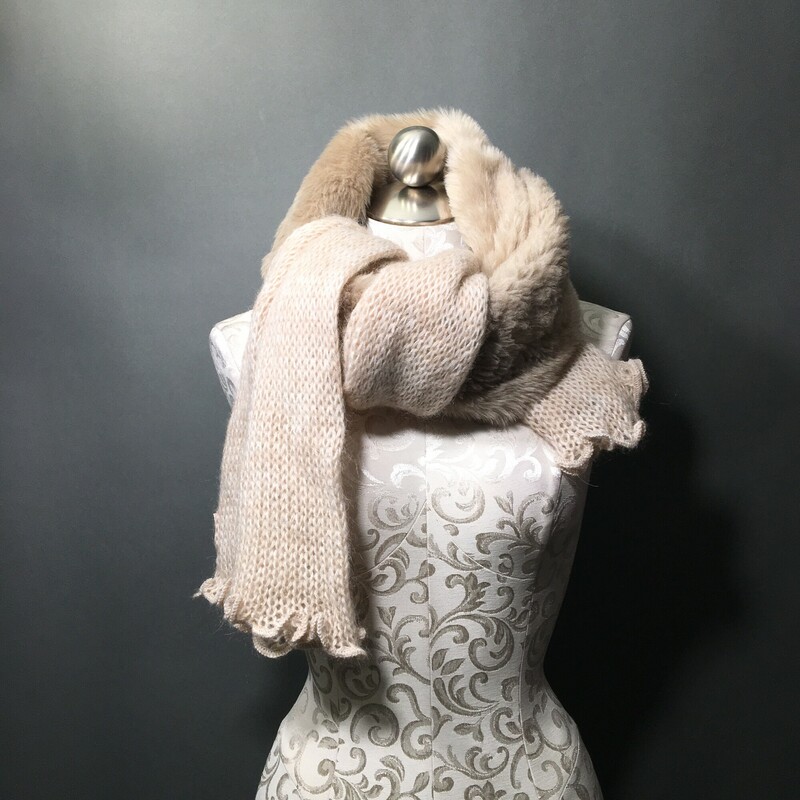 Nardi & Tagliaferri, Beige, Size: Scarves
Nardi & Tagliaferri beige faux fur and knitted wrap scarf
Wool scarf with Faux Fur
Acrylic Alpaca Wool Viscose Blend
Excellent condition, very soft and clean, very pretty knit pattern adn finished edges.
Made In Italy
8.1 oz