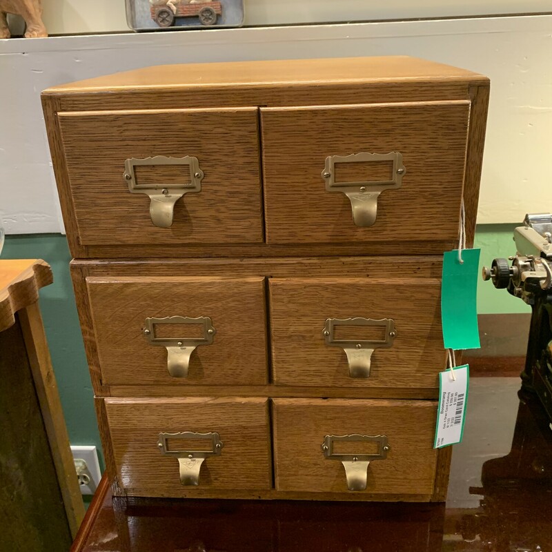 Oak 4 Drwr Card Catalog
Size: 13.3 x 15 x 10.25
Beautiful oak card catalog set with two 2 drawer sections that nest.  Great classic piece for storage.  In great condition.