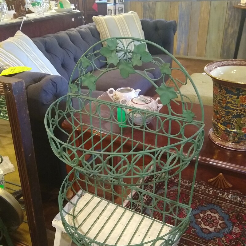 Green 2 Tier Planter

Green wire 2 tier planter. Can be hung on a wall or placed on a table.

Size: 13 in wide X 7 in deep X 18 in high