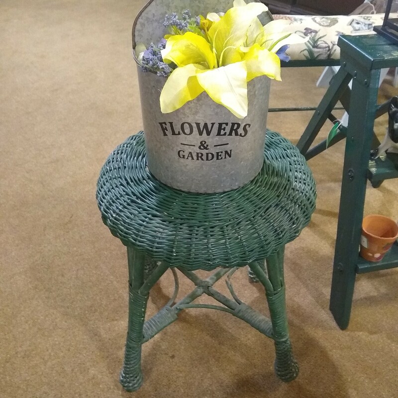 Wicker Green Stool

Very cute green wicker stool perfect for an outdoor side table for a porch or a nice plant stand.


14 in diameter X 18 in high